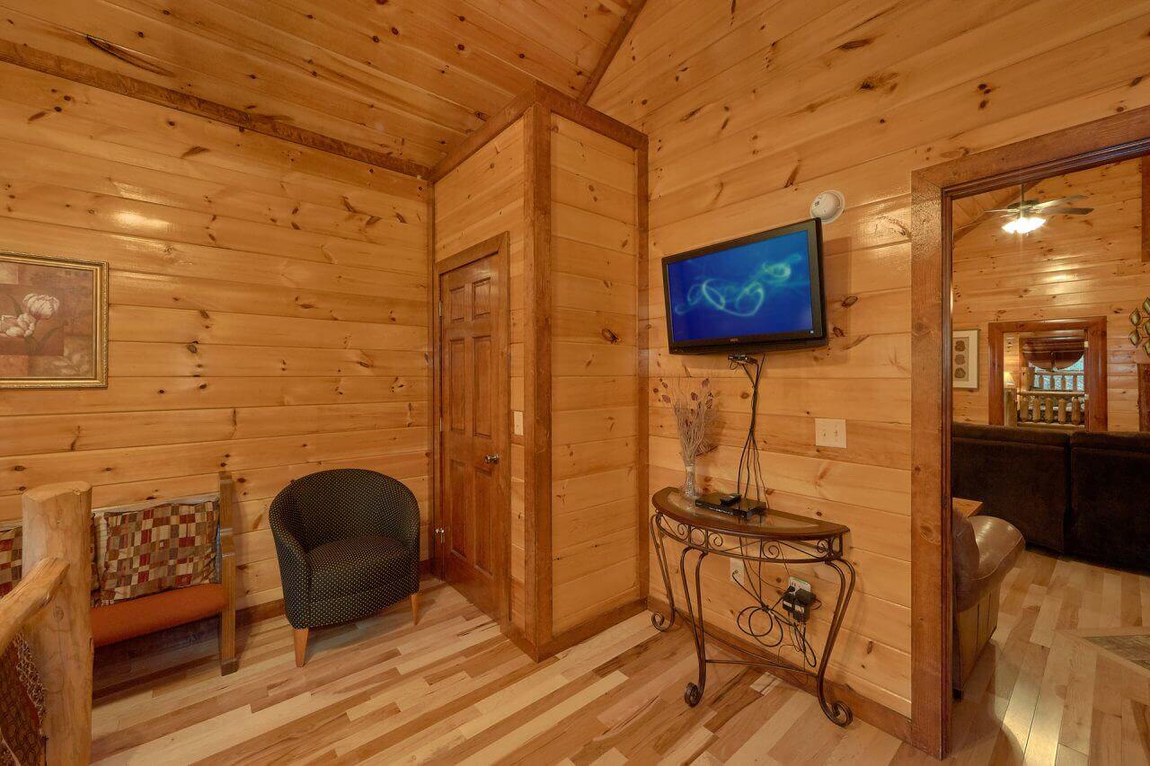 Live, Laugh, Love Pool Lodge cabin in Cosby Elk Springs Resort